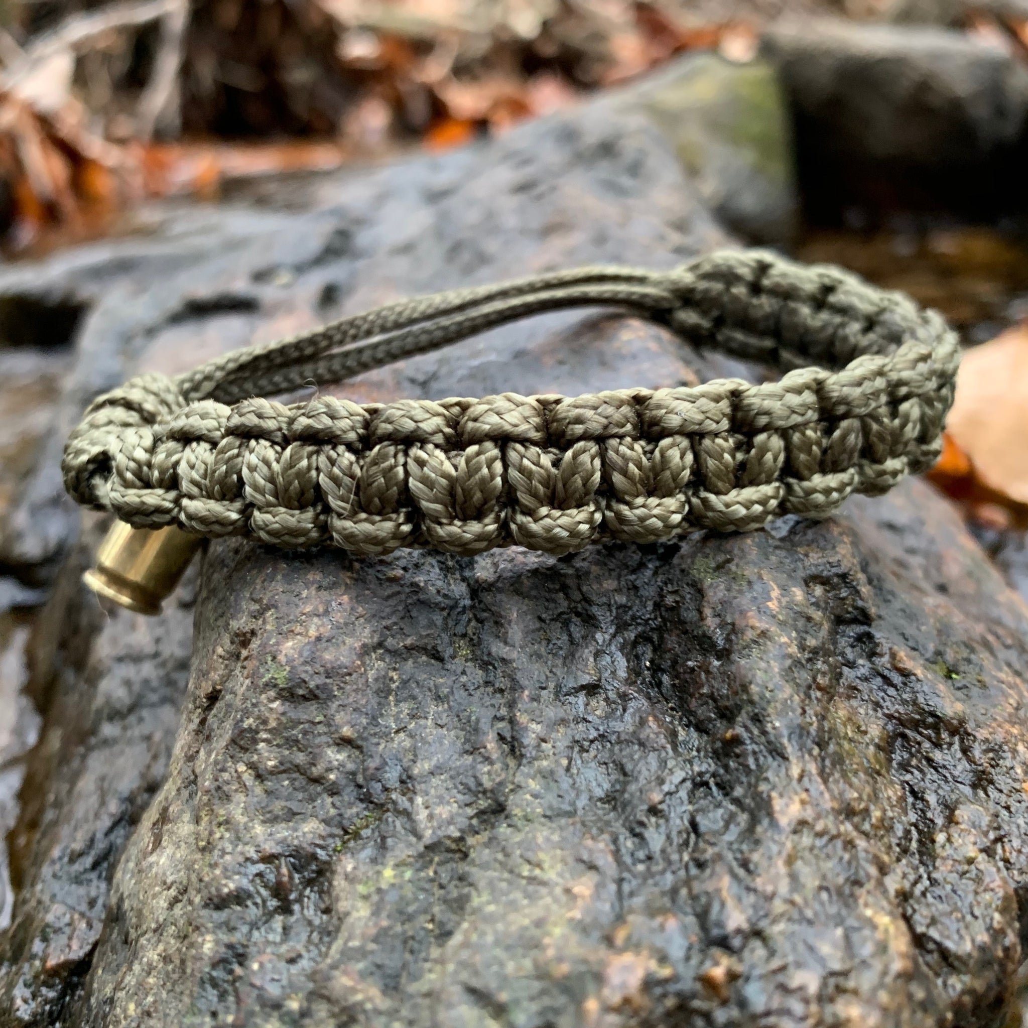Simple braided paracord bracelet- single strand method - YouTube